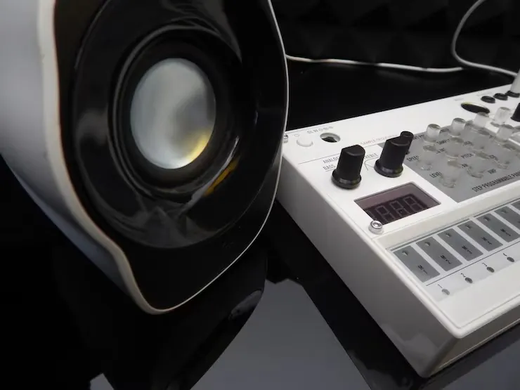 Altavoz de escritorio junto a un controlador de audio, imagen ilustrativa
