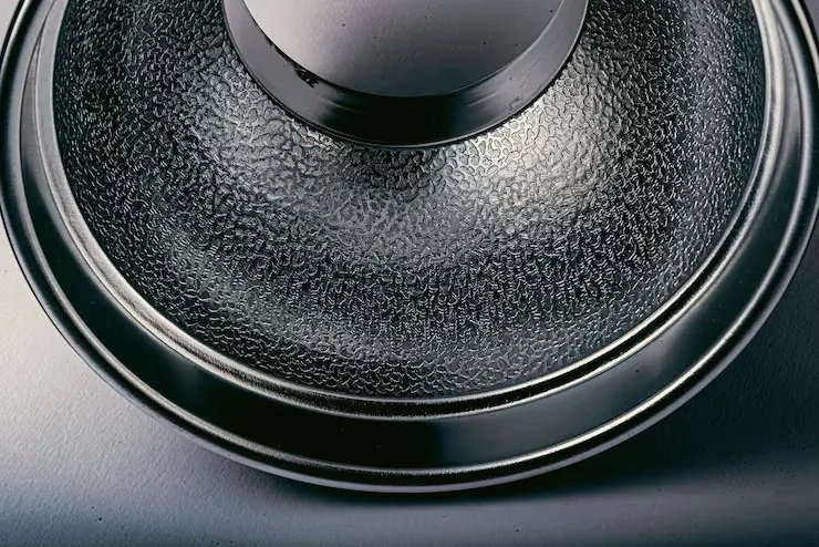 Detalle del cono de un altavoz de gran tamaño, imagen ilustrativa